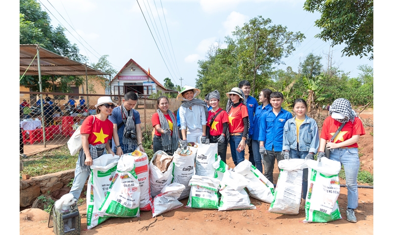 Mặc trời nắng gắt, H’Hen Niê cùng các bạn trẻ thu gom rác ở quê nhà